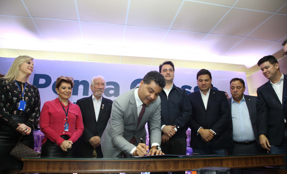 O governador Carlos Massa Ratinho Junior, acompanhado do prefeito Marcelo Rangel, do vice-governador Darci Piana e de diversas autoridades, assinou o decreto que transfere temporariamente a sede do governo estadual para o município. A iniciativa coincide com a Feira Paraná, que acontece de 18 a 27 de outubro.Foto:Jaelson Lucas / AEN