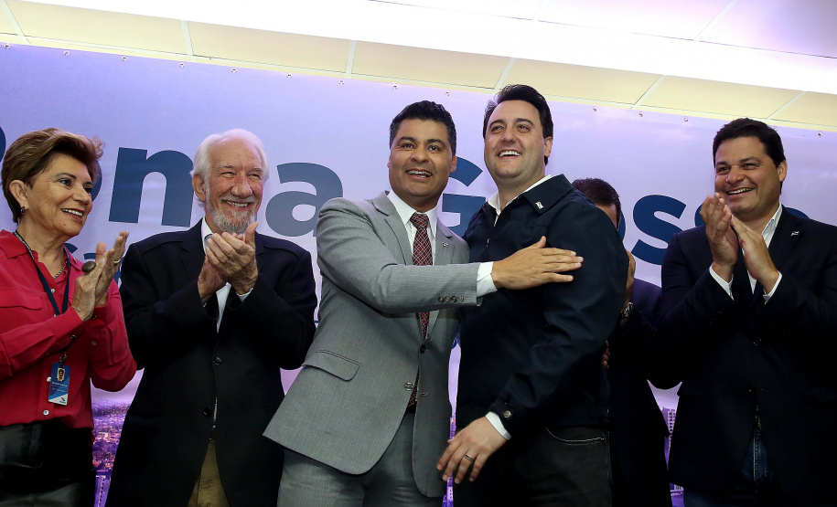 O governador Carlos Massa Ratinho Junior, acompanhado do prefeito Marcelo Rangel, do vice-governador Darci Piana e de diversas autoridades, assinou o decreto que transfere temporariamente a sede do governo estadual para o município. A iniciativa coincide com a Feira Paraná, que acontece de 18 a 27 de outubro.Foto:Jaelson Lucas / AEN