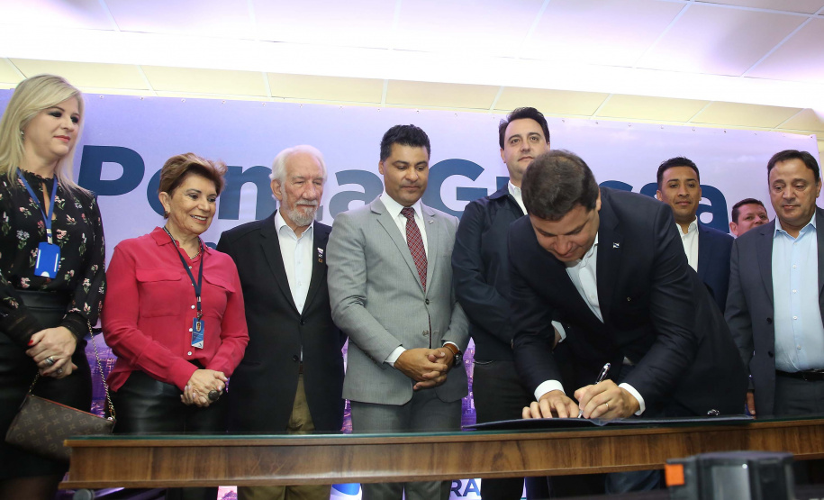 O governador Carlos Massa Ratinho Junior, acompanhado do prefeito Marcelo Rangel, do vice-governador Darci Piana e de diversas autoridades, assinou o decreto que transfere temporariamente a sede do governo estadual para o município. A iniciativa coincide com a Feira Paraná, que acontece de 18 a 27 de outubro.Foto:Jaelson Lucas / AEN