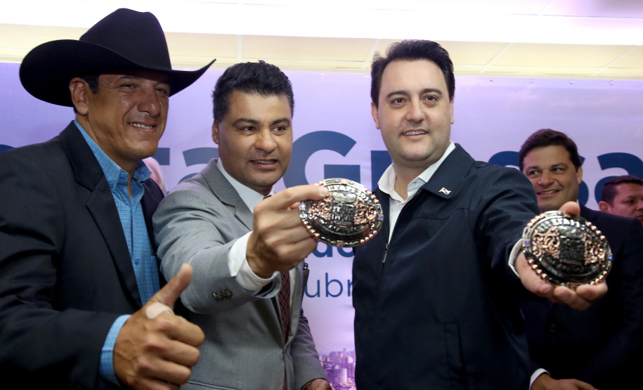 O governador Carlos Massa Ratinho Junior, acompanhado do prefeito Marcelo Rangel, do vice-governador Darci Piana e de diversas autoridades, assinou o decreto que transfere temporariamente a sede do governo estadual para o município. A iniciativa coincide com a Feira Paraná, que acontece de 18 a 27 de outubro.Foto:Jaelson Lucas / AEN