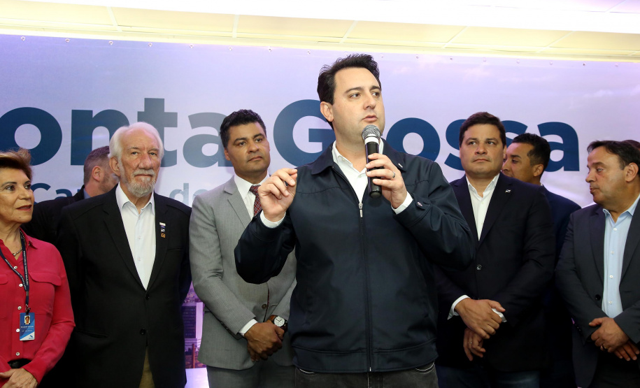 O governador Carlos Massa Ratinho Junior, acompanhado do prefeito Marcelo Rangel, do vice-governador Darci Piana e de diversas autoridades, assinou o decreto que transfere temporariamente a sede do governo estadual para o município. A iniciativa coincide com a Feira Paraná, que acontece de 18 a 27 de outubro.Foto:Jaelson Lucas / AEN