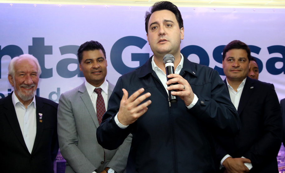 O governador Carlos Massa Ratinho Junior, acompanhado do prefeito Marcelo Rangel, do vice-governador Darci Piana e de diversas autoridades, assinou o decreto que transfere temporariamente a sede do governo estadual para o município. A iniciativa coincide com a Feira Paraná, que acontece de 18 a 27 de outubro.Foto:Jaelson Lucas / AEN