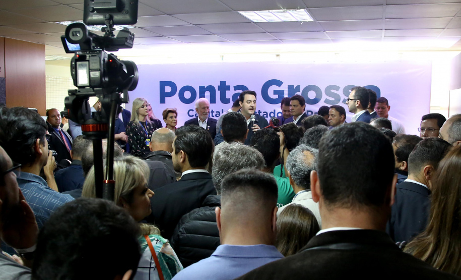 O governador Carlos Massa Ratinho Junior, acompanhado do prefeito Marcelo Rangel, do vice-governador Darci Piana e de diversas autoridades, assinou o decreto que transfere temporariamente a sede do governo estadual para o município. A iniciativa coincide com a Feira Paraná, que acontece de 18 a 27 de outubro.Foto:Jaelson Lucas / AEN