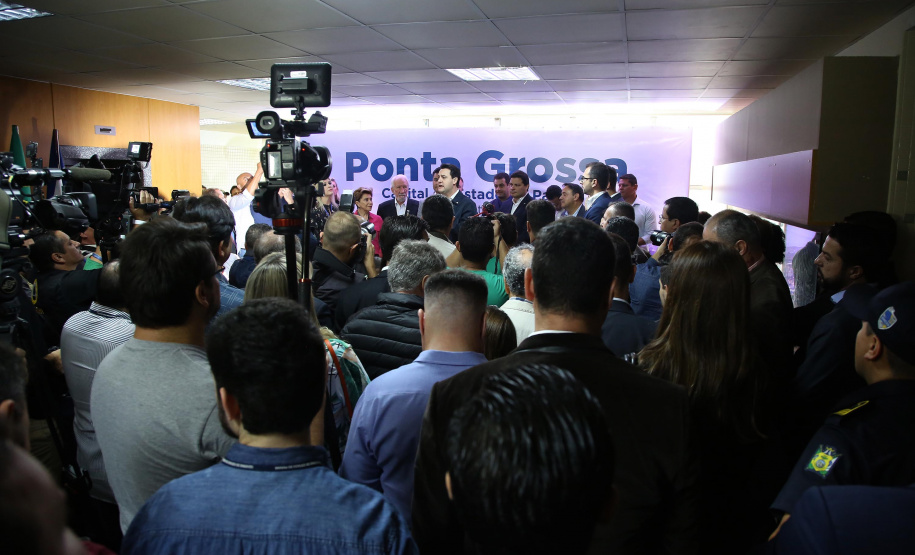 O governador Carlos Massa Ratinho Junior, acompanhado do prefeito Marcelo Rangel, do vice-governador Darci Piana e de diversas autoridades, assinou o decreto que transfere temporariamente a sede do governo estadual para o município. A iniciativa coincide com a Feira Paraná, que acontece de 18 a 27 de outubro. Foto:Jaelson Lucas / AEN