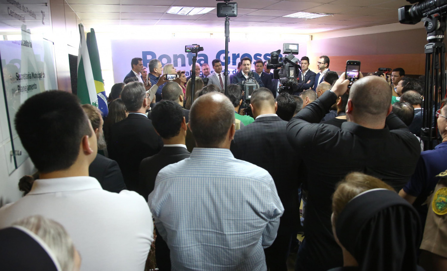 O governador Carlos Massa Ratinho Junior, acompanhado do prefeito Marcelo Rangel, do vice-governador Darci Piana e de diversas autoridades, assinou o decreto que transfere temporariamente a sede do governo estadual para o município. A iniciativa coincide com a Feira Paraná, que acontece de 18 a 27 de outubro.Foto:Jaelson Lucas / AEN