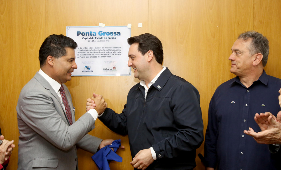 O governador Carlos Massa Ratinho Junior, acompanhado do prefeito Marcelo Rangel, do vice-governador Darci Piana e de diversas autoridades, assinou o decreto que transfere temporariamente a sede do governo estadual para o município. A iniciativa coincide com a Feira Paraná, que acontece de 18 a 27 de outubro.Foto:Jaelson Lucas / AEN