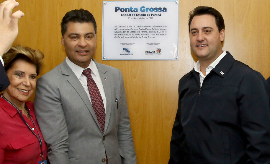 O governador Carlos Massa Ratinho Junior, acompanhado do prefeito Marcelo Rangel, do vice-governador Darci Piana e de diversas autoridades, assinou o decreto que transfere temporariamente a sede do governo estadual para o município. A iniciativa coincide com a Feira Paraná, que acontece de 18 a 27 de outubro. Foto:Jaelson Lucas / AEN
