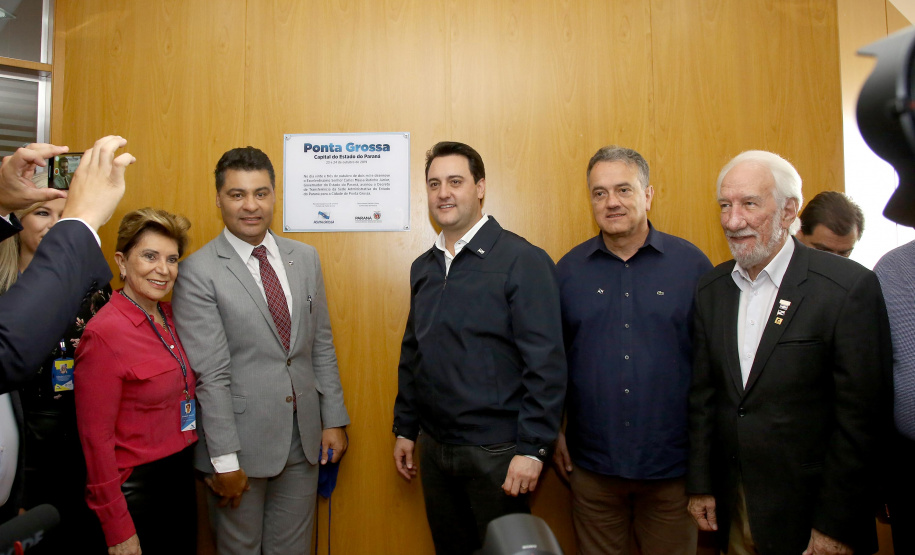 O governador Carlos Massa Ratinho Junior, acompanhado do prefeito Marcelo Rangel, do vice-governador Darci Piana e de diversas autoridades, assinou o decreto que transfere temporariamente a sede do governo estadual para o município. A iniciativa coincide com a Feira Paraná, que acontece de 18 a 27 de outubro.Foto:Jaelson Lucas / AEN