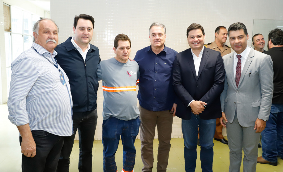 Um ato na prefeitura de Ponta Grossa, nos Campos Gerais, marcou a instalação da sede do Governo do Estado na cidade na manhã desta quarta-feira (23). Por dois dias, na quarta e quinta-feira (24), toda a equipe da administração pública estadual despachará do Centro de Eventos de Ponta Grossa.