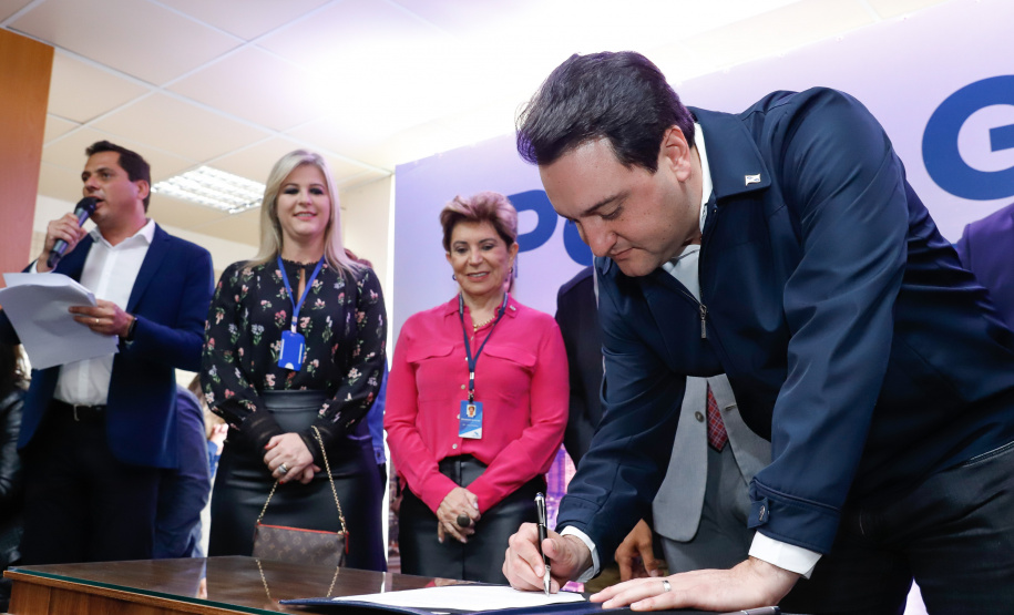 Um ato na prefeitura de Ponta Grossa, nos Campos Gerais, marcou a instalação da sede do Governo do Estado na cidade na manhã desta quarta-feira (23). Por dois dias, na quarta e quinta-feira (24), toda a equipe da administração pública estadual despachará do Centro de Eventos de Ponta Grossa.