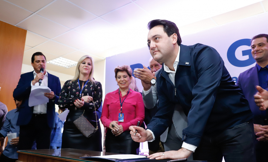 Um ato na prefeitura de Ponta Grossa, nos Campos Gerais, marcou a instalação da sede do Governo do Estado na cidade na manhã desta quarta-feira (23). Por dois dias, na quarta e quinta-feira (24), toda a equipe da administração pública estadual despachará do Centro de Eventos de Ponta Grossa.