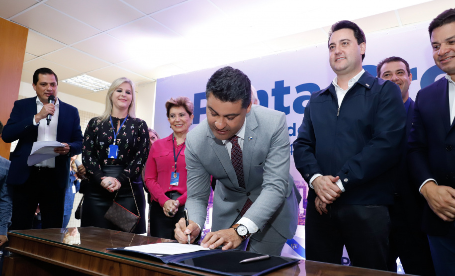 Um ato na prefeitura de Ponta Grossa, nos Campos Gerais, marcou a instalação da sede do Governo do Estado na cidade na manhã desta quarta-feira (23). Por dois dias, na quarta e quinta-feira (24), toda a equipe da administração pública estadual despachará do Centro de Eventos de Ponta Grossa.