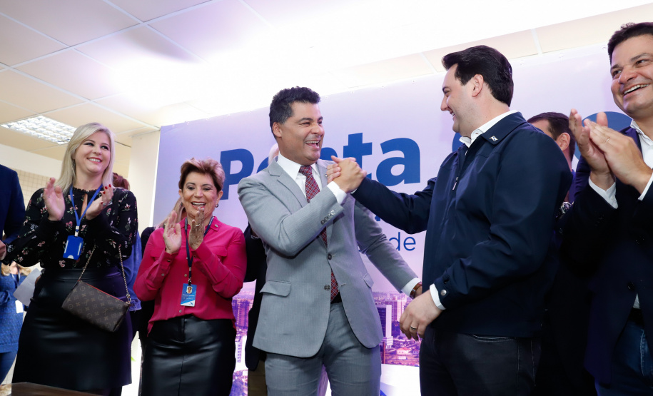 Um ato na prefeitura de Ponta Grossa, nos Campos Gerais, marcou a instalação da sede do Governo do Estado na cidade na manhã desta quarta-feira (23). Por dois dias, na quarta e quinta-feira (24), toda a equipe da administração pública estadual despachará do Centro de Eventos de Ponta Grossa.