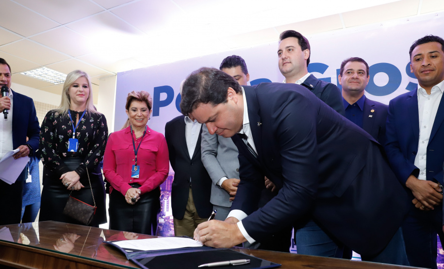 Um ato na prefeitura de Ponta Grossa, nos Campos Gerais, marcou a instalação da sede do Governo do Estado na cidade na manhã desta quarta-feira (23). Por dois dias, na quarta e quinta-feira (24), toda a equipe da administração pública estadual despachará do Centro de Eventos de Ponta Grossa.