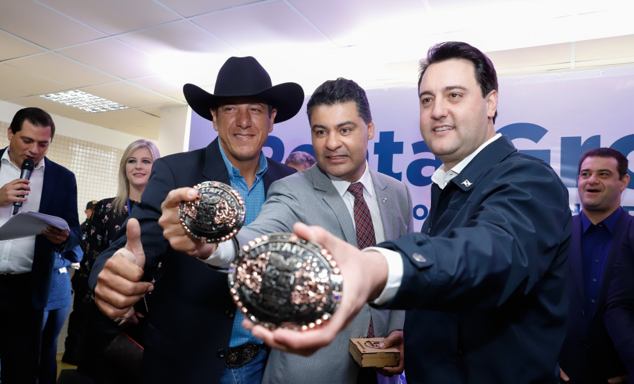 Um ato na prefeitura de Ponta Grossa, nos Campos Gerais, marcou a instalação da sede do Governo do Estado na cidade na manhã desta quarta-feira (23). Por dois dias, na quarta e quinta-feira (24), toda a equipe da administração pública estadual despachará do Centro de Eventos de Ponta Grossa.