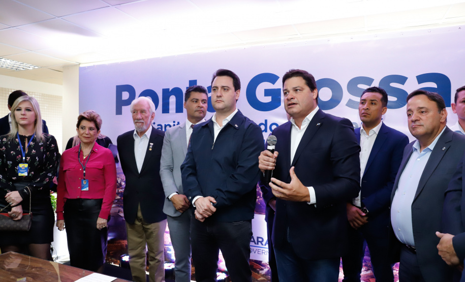 Um ato na prefeitura de Ponta Grossa, nos Campos Gerais, marcou a instalação da sede do Governo do Estado na cidade na manhã desta quarta-feira (23). Por dois dias, na quarta e quinta-feira (24), toda a equipe da administração pública estadual despachará do Centro de Eventos de Ponta Grossa.