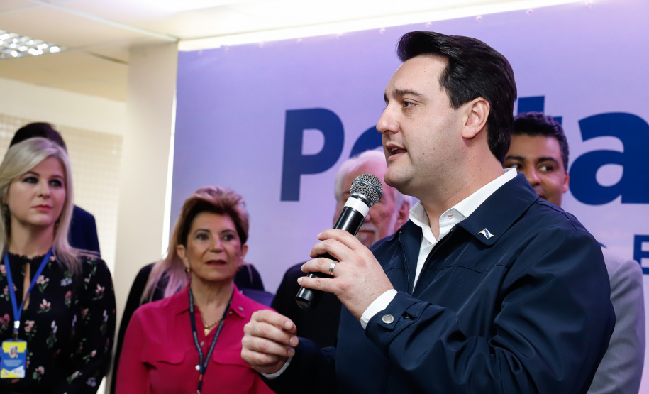 Um ato na prefeitura de Ponta Grossa, nos Campos Gerais, marcou a instalação da sede do Governo do Estado na cidade na manhã desta quarta-feira (23). Por dois dias, na quarta e quinta-feira (24), toda a equipe da administração pública estadual despachará do Centro de Eventos de Ponta Grossa.