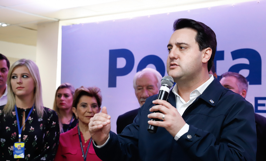 Um ato na prefeitura de Ponta Grossa, nos Campos Gerais, marcou a instalação da sede do Governo do Estado na cidade na manhã desta quarta-feira (23). Por dois dias, na quarta e quinta-feira (24), toda a equipe da administração pública estadual despachará do Centro de Eventos de Ponta Grossa.