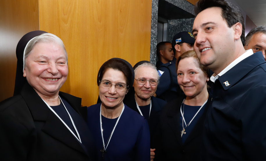 Um ato na prefeitura de Ponta Grossa, nos Campos Gerais, marcou a instalação da sede do Governo do Estado na cidade na manhã desta quarta-feira (23). Por dois dias, na quarta e quinta-feira (24), toda a equipe da administração pública estadual despachará do Centro de Eventos de Ponta Grossa.