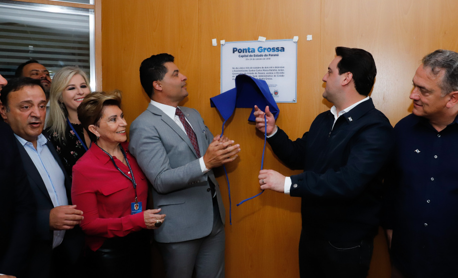 Um ato na prefeitura de Ponta Grossa, nos Campos Gerais, marcou a instalação da sede do Governo do Estado na cidade na manhã desta quarta-feira (23). Por dois dias, na quarta e quinta-feira (24), toda a equipe da administração pública estadual despachará do Centro de Eventos de Ponta Grossa.