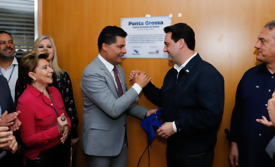 Um ato na prefeitura de Ponta Grossa, nos Campos Gerais, marcou a instalação da sede do Governo do Estado na cidade na manhã desta quarta-feira (23). Por dois dias, na quarta e quinta-feira (24), toda a equipe da administração pública estadual despachará do Centro de Eventos de Ponta Grossa.