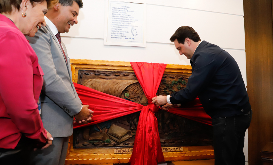 Um ato na prefeitura de Ponta Grossa, nos Campos Gerais, marcou a instalação da sede do Governo do Estado na cidade na manhã desta quarta-feira (23). Por dois dias, na quarta e quinta-feira (24), toda a equipe da administração pública estadual despachará do Centro de Eventos de Ponta Grossa.