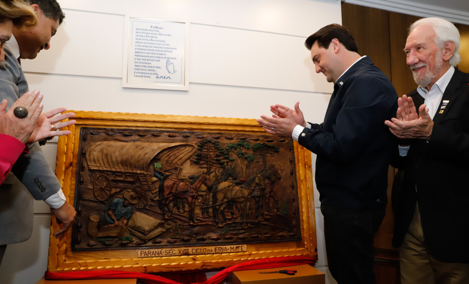 Um ato na prefeitura de Ponta Grossa, nos Campos Gerais, marcou a instalação da sede do Governo do Estado na cidade na manhã desta quarta-feira (23). Por dois dias, na quarta e quinta-feira (24), toda a equipe da administração pública estadual despachará do Centro de Eventos de Ponta Grossa.