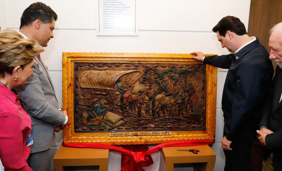 Um ato na prefeitura de Ponta Grossa, nos Campos Gerais, marcou a instalação da sede do Governo do Estado na cidade na manhã desta quarta-feira (23). Por dois dias, na quarta e quinta-feira (24), toda a equipe da administração pública estadual despachará do Centro de Eventos de Ponta Grossa.