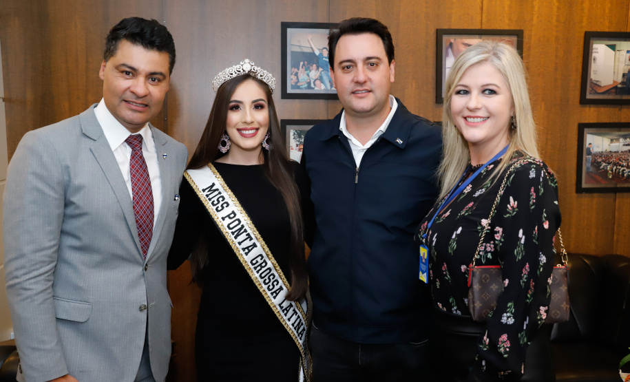 Um ato na prefeitura de Ponta Grossa, nos Campos Gerais, marcou a instalação da sede do Governo do Estado na cidade na manhã desta quarta-feira (23). Por dois dias, na quarta e quinta-feira (24), toda a equipe da administração pública estadual despachará do Centro de Eventos de Ponta Grossa.