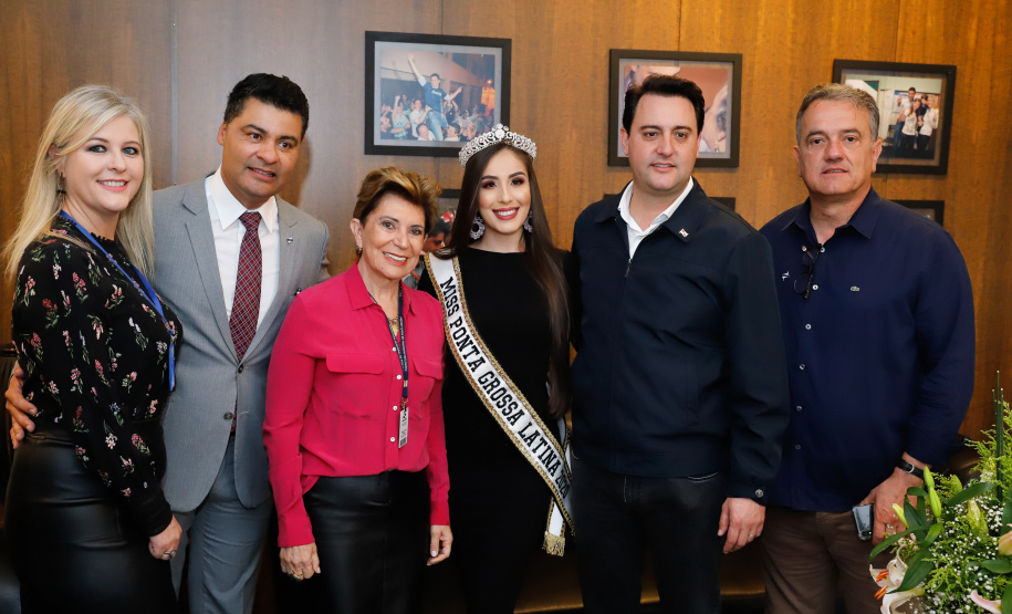 Um ato na prefeitura de Ponta Grossa, nos Campos Gerais, marcou a instalação da sede do Governo do Estado na cidade na manhã desta quarta-feira (23). Por dois dias, na quarta e quinta-feira (24), toda a equipe da administração pública estadual despachará do Centro de Eventos de Ponta Grossa.