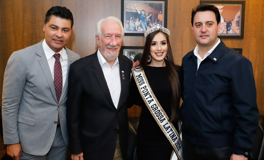 Um ato na prefeitura de Ponta Grossa, nos Campos Gerais, marcou a instalação da sede do Governo do Estado na cidade na manhã desta quarta-feira (23). Por dois dias, na quarta e quinta-feira (24), toda a equipe da administração pública estadual despachará do Centro de Eventos de Ponta Grossa.