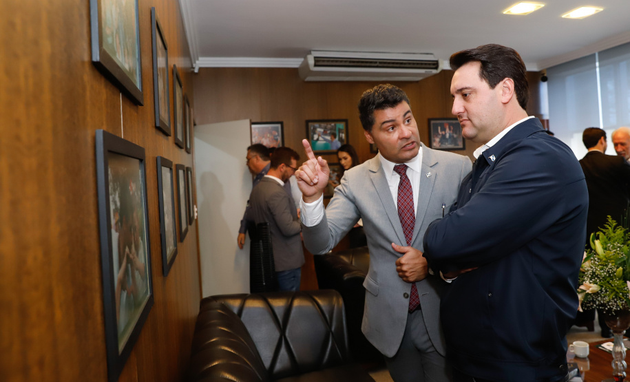 Um ato na prefeitura de Ponta Grossa, nos Campos Gerais, marcou a instalação da sede do Governo do Estado na cidade na manhã desta quarta-feira (23). Por dois dias, na quarta e quinta-feira (24), toda a equipe da administração pública estadual despachará do Centro de Eventos de Ponta Grossa.