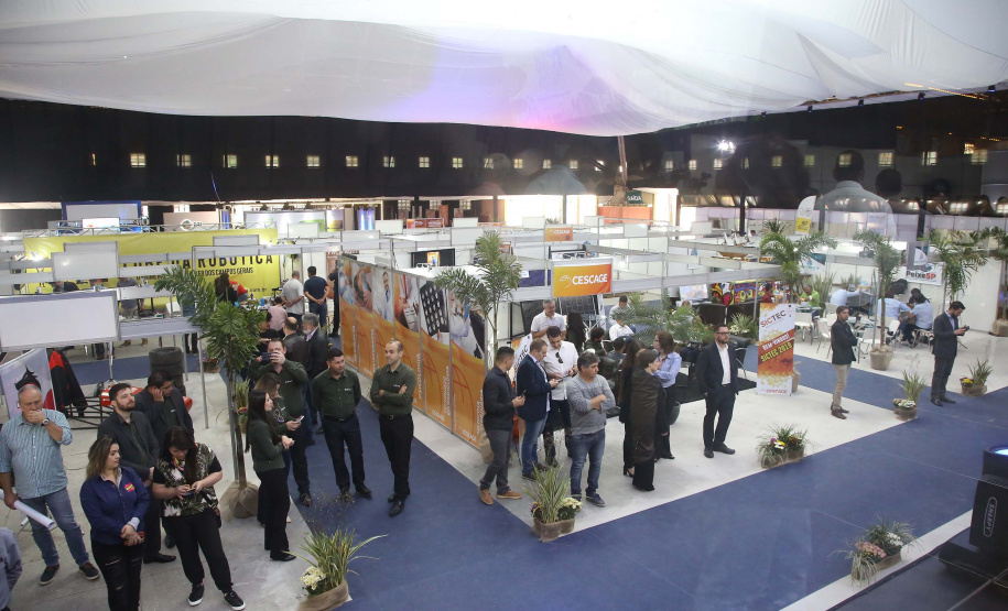 O governador também se reuniu com a equipe de governo na Feira Paraná, em Ponta Grossa. Foram discutidos temas como a reunião de prefeitos, na próxima semana em Foz do Iguaçu, os detalhes sobre o acordo de leniência com a concessionária Rodonorte, que resultará em obras prioritárias para a infraestrutura viária de Ponta Grossa e outras cidades paranaenses e a concessão do parque Vila Velha.