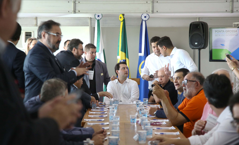 O governador também se reuniu com a equipe de governo na Feira Paraná, em Ponta Grossa. Foram discutidos temas como a reunião de prefeitos, na próxima semana em Foz do Iguaçu, os detalhes sobre o acordo de leniência com a concessionária Rodonorte, que resultará em obras prioritárias para a infraestrutura viária de Ponta Grossa e outras cidades paranaenses e a concessão do parque Vila Velha.