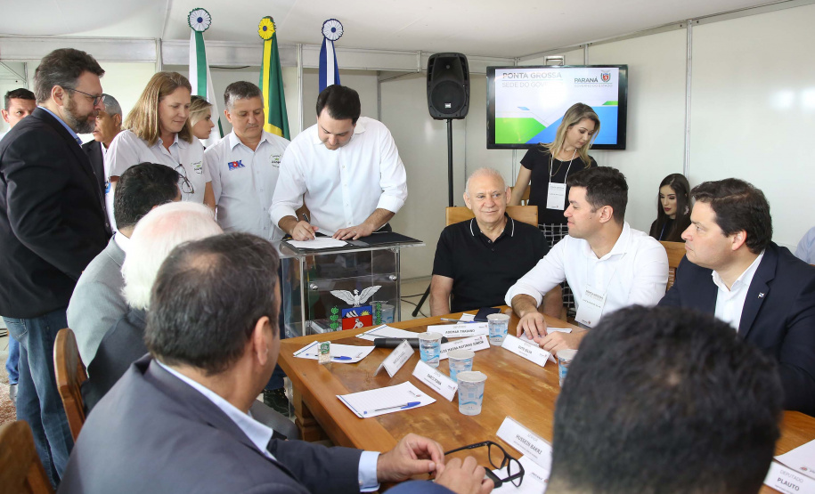 O governador também se reuniu com a equipe de governo na Feira Paraná, em Ponta Grossa. Foram discutidos temas como a reunião de prefeitos, na próxima semana em Foz do Iguaçu, os detalhes sobre o acordo de leniência com a concessionária Rodonorte, que resultará em obras prioritárias para a infraestrutura viária de Ponta Grossa e outras cidades paranaenses e a concessão do parque Vila Velha.