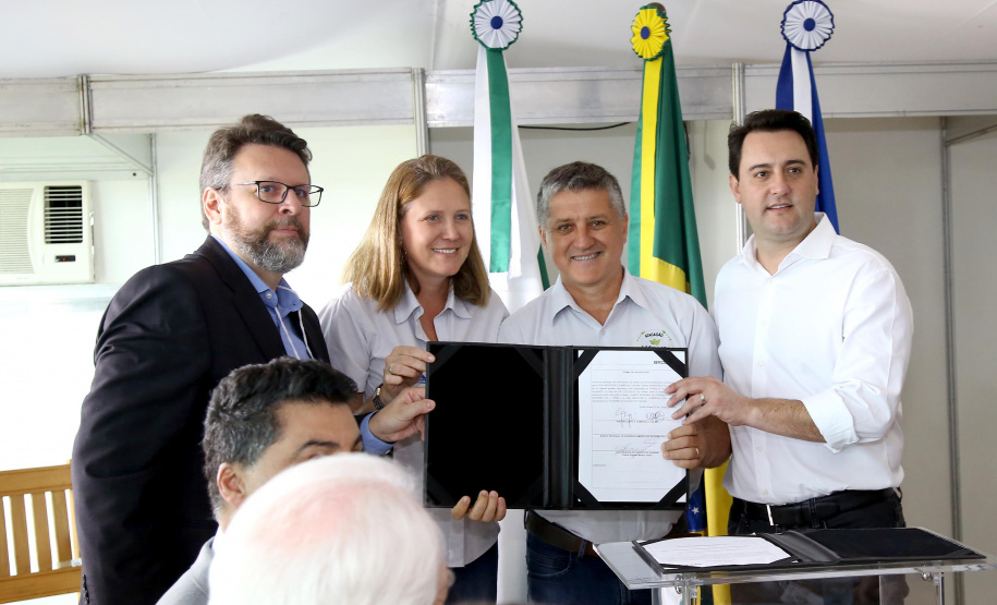O governador também se reuniu com a equipe de governo na Feira Paraná, em Ponta Grossa. Foram discutidos temas como a reunião de prefeitos, na próxima semana em Foz do Iguaçu, os detalhes sobre o acordo de leniência com a concessionária Rodonorte, que resultará em obras prioritárias para a infraestrutura viária de Ponta Grossa e outras cidades paranaenses e a concessão do parque Vila Velha.