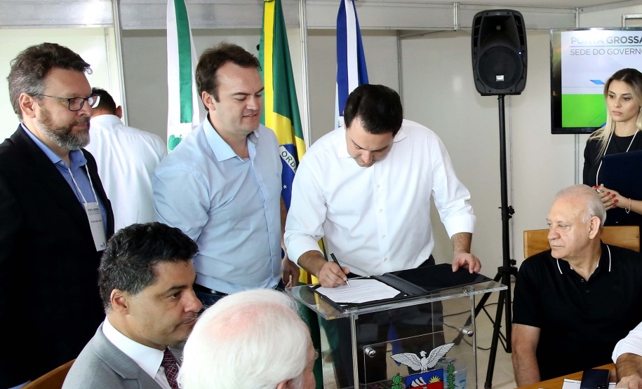 O governador também se reuniu com a equipe de governo na Feira Paraná, em Ponta Grossa. Foram discutidos temas como a reunião de prefeitos, na próxima semana em Foz do Iguaçu, os detalhes sobre o acordo de leniência com a concessionária Rodonorte, que resultará em obras prioritárias para a infraestrutura viária de Ponta Grossa e outras cidades paranaenses e a concessão do parque Vila Velha.