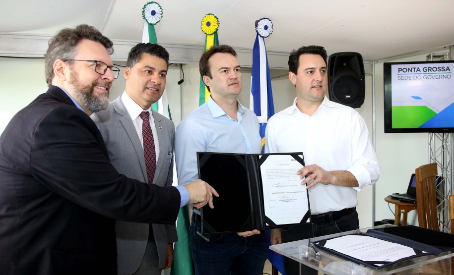 O governador também se reuniu com a equipe de governo na Feira Paraná, em Ponta Grossa. Foram discutidos temas como a reunião de prefeitos, na próxima semana em Foz do Iguaçu, os detalhes sobre o acordo de leniência com a concessionária Rodonorte, que resultará em obras prioritárias para a infraestrutura viária de Ponta Grossa e outras cidades paranaenses e a concessão do parque Vila Velha.