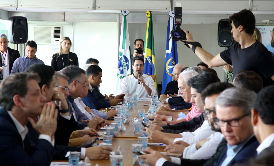 O governador também se reuniu com a equipe de governo na Feira Paraná, em Ponta Grossa. Foram discutidos temas como a reunião de prefeitos, na próxima semana em Foz do Iguaçu, os detalhes sobre o acordo de leniência com a concessionária Rodonorte, que resultará em obras prioritárias para a infraestrutura viária de Ponta Grossa e outras cidades paranaenses e a concessão do parque Vila Velha.