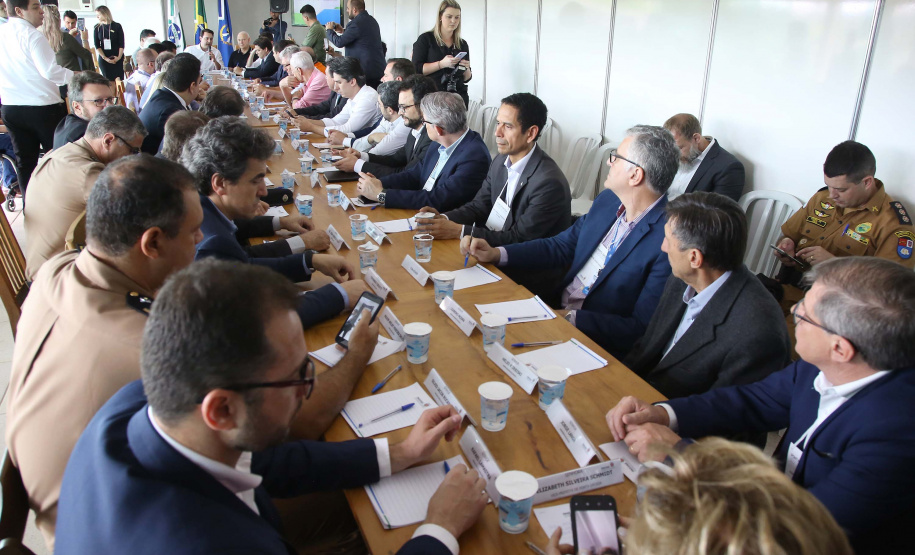 O governador também se reuniu com a equipe de governo na Feira Paraná, em Ponta Grossa. Foram discutidos temas como a reunião de prefeitos, na próxima semana em Foz do Iguaçu, os detalhes sobre o acordo de leniência com a concessionária Rodonorte, que resultará em obras prioritárias para a infraestrutura viária de Ponta Grossa e outras cidades paranaenses e a concessão do parque Vila Velha.