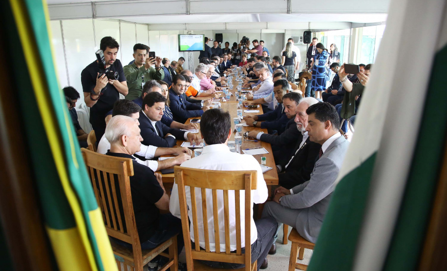 O governador também se reuniu com a equipe de governo na Feira Paraná, em Ponta Grossa. Foram discutidos temas como a reunião de prefeitos, na próxima semana em Foz do Iguaçu, os detalhes sobre o acordo de leniência com a concessionária Rodonorte, que resultará em obras prioritárias para a infraestrutura viária de Ponta Grossa e outras cidades paranaenses e a concessão do parque Vila Velha.