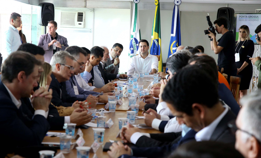 O governador também se reuniu com a equipe de governo na Feira Paraná, em Ponta Grossa. Foram discutidos temas como a reunião de prefeitos, na próxima semana em Foz do Iguaçu, os detalhes sobre o acordo de leniência com a concessionária Rodonorte, que resultará em obras prioritárias para a infraestrutura viária de Ponta Grossa e outras cidades paranaenses e a concessão do parque Vila Velha.