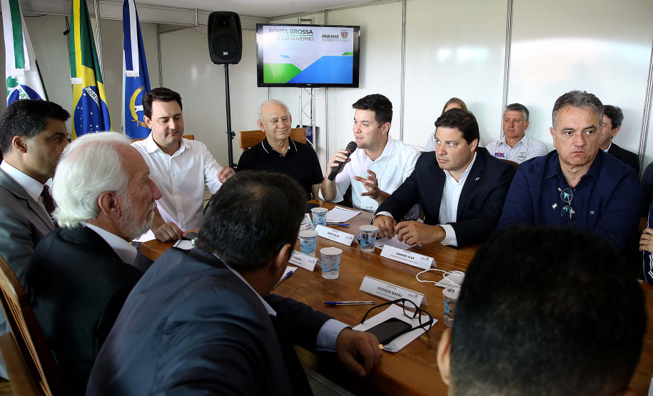 O governador também se reuniu com a equipe de governo na Feira Paraná, em Ponta Grossa. Foram discutidos temas como a reunião de prefeitos, na próxima semana em Foz do Iguaçu, os detalhes sobre o acordo de leniência com a concessionária Rodonorte, que resultará em obras prioritárias para a infraestrutura viária de Ponta Grossa e outras cidades paranaenses e a concessão do parque Vila Velha.