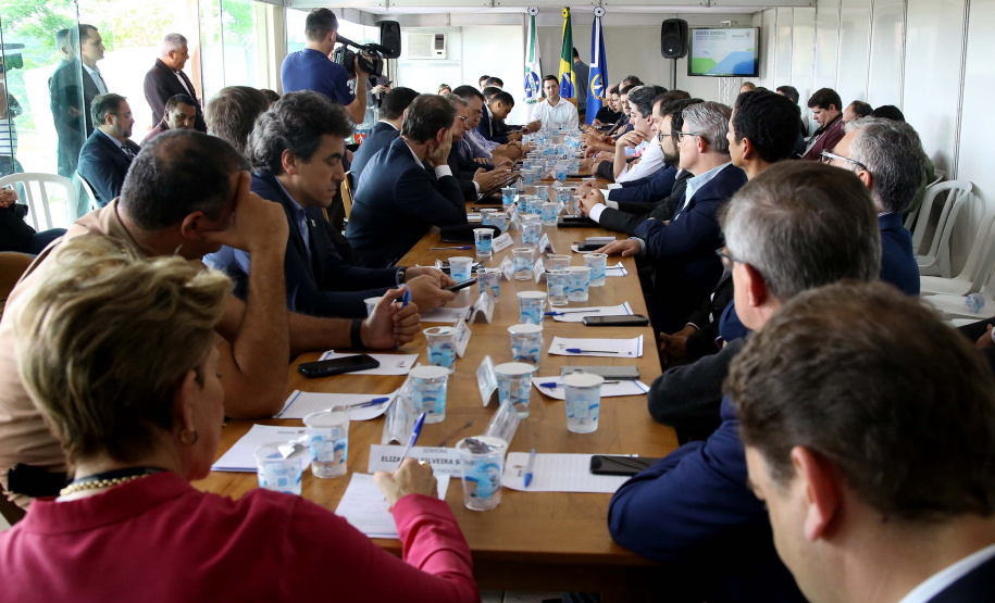 O governador também se reuniu com a equipe de governo na Feira Paraná, em Ponta Grossa. Foram discutidos temas como a reunião de prefeitos, na próxima semana em Foz do Iguaçu, os detalhes sobre o acordo de leniência com a concessionária Rodonorte, que resultará em obras prioritárias para a infraestrutura viária de Ponta Grossa e outras cidades paranaenses e a concessão do parque Vila Velha.