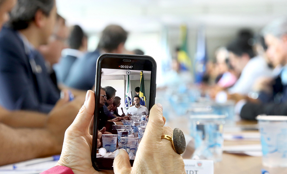 O governador também se reuniu com a equipe de governo na Feira Paraná, em Ponta Grossa. Foram discutidos temas como a reunião de prefeitos, na próxima semana em Foz do Iguaçu, os detalhes sobre o acordo de leniência com a concessionária Rodonorte, que resultará em obras prioritárias para a infraestrutura viária de Ponta Grossa e outras cidades paranaenses e a concessão do parque Vila Velha.