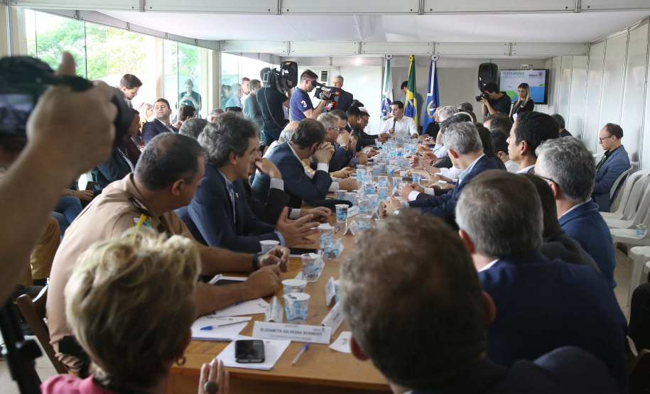 O governador também se reuniu com a equipe de governo na Feira Paraná, em Ponta Grossa. Foram discutidos temas como a reunião de prefeitos, na próxima semana em Foz do Iguaçu, os detalhes sobre o acordo de leniência com a concessionária Rodonorte, que resultará em obras prioritárias para a infraestrutura viária de Ponta Grossa e outras cidades paranaenses e a concessão do parque Vila Velha.