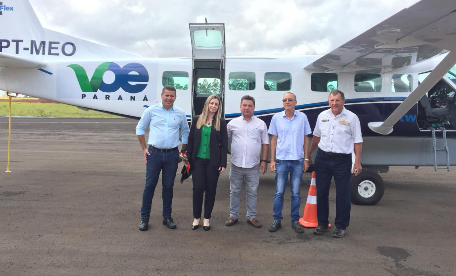 O polo moveleiro de Arapongas, principal do Paraná e um dos mais importantes do País, deverá alavancar ainda mais negócios com a nova linha aérea ligando o município a Curitiba e facilitando o acesso a grandes centros nacionais. A linha começou a operar nesta quarta-feira (23) e faz parte do programa Voe Paraná, criado pelo Governo do Estado para ampliar a malha aeroviária. Foto: Prefeitura de Arapongas