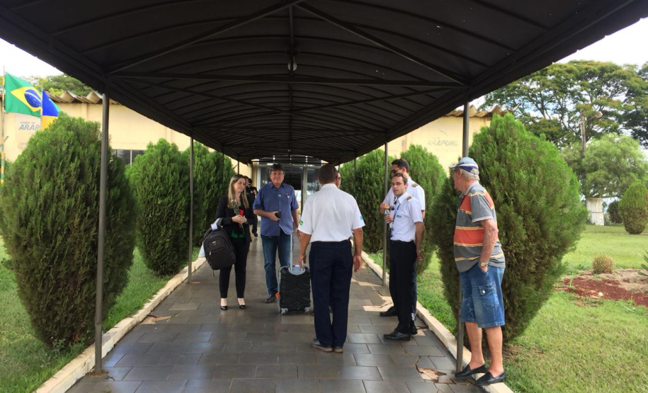 O polo moveleiro de Arapongas, principal do Paraná e um dos mais importantes do País, deverá alavancar ainda mais negócios com a nova linha aérea ligando o município a Curitiba e facilitando o acesso a grandes centros nacionais. A linha começou a operar nesta quarta-feira (23) e faz parte do programa Voe Paraná, criado pelo Governo do Estado para ampliar a malha aeroviária. Foto: Prefeitura de Arapongas