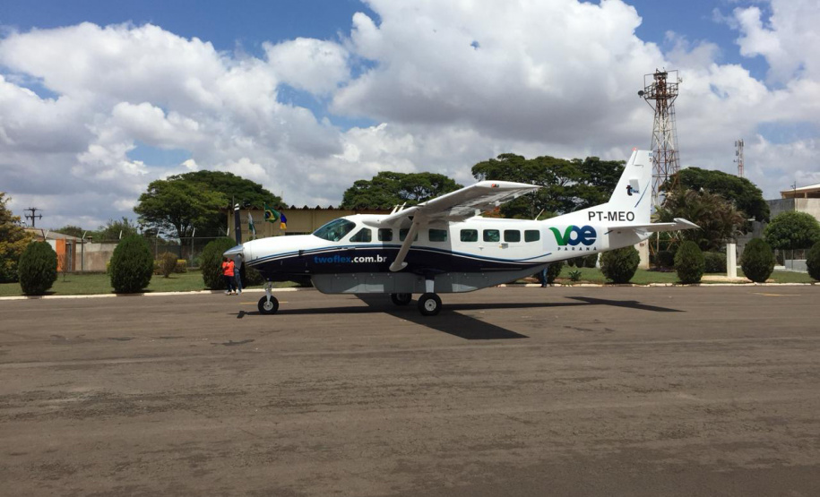 O polo moveleiro de Arapongas, principal do Paraná e um dos mais importantes do País, deverá alavancar ainda mais negócios com a nova linha aérea ligando o município a Curitiba e facilitando o acesso a grandes centros nacionais. A linha começou a operar nesta quarta-feira (23) e faz parte do programa Voe Paraná, criado pelo Governo do Estado para ampliar a malha aeroviária. Foto: Prefeitura de Arapongas