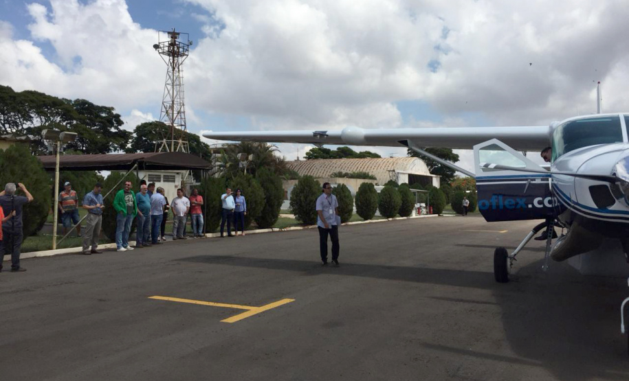 O polo moveleiro de Arapongas, principal do Paraná e um dos mais importantes do País, deverá alavancar ainda mais negócios com a nova linha aérea ligando o município a Curitiba e facilitando o acesso a grandes centros nacionais. A linha começou a operar nesta quarta-feira (23) e faz parte do programa Voe Paraná, criado pelo Governo do Estado para ampliar a malha aeroviária. Foto: Prefeitura de Arapongas